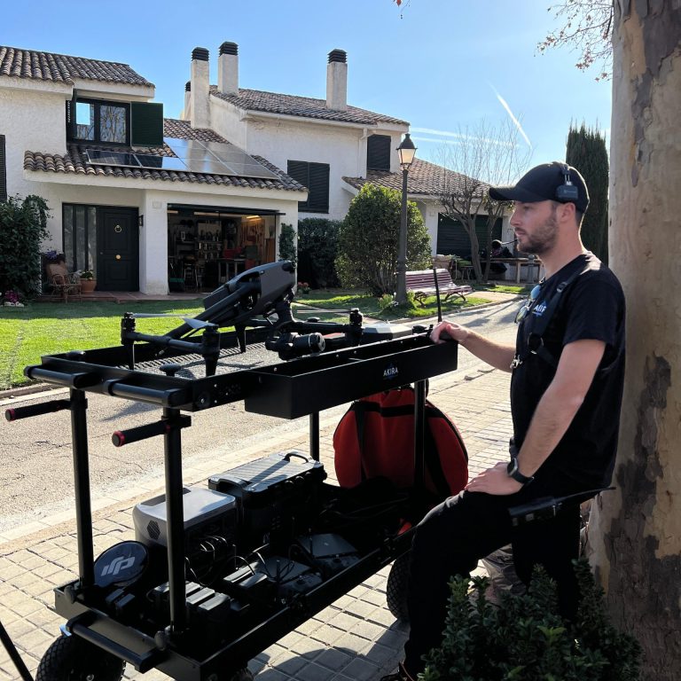 Operador de drones Akira Aerials trabajo con Dji Inspire 3 en Barcelona para rodaje de publicidad